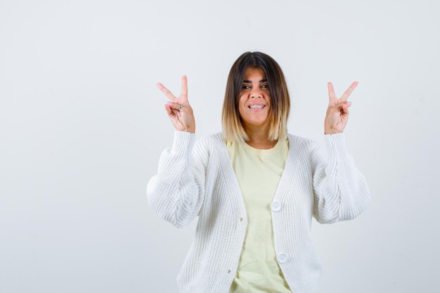 Mujer joven vistiendo un cárdigan blanco