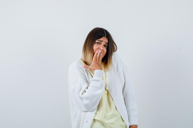 Mujer joven vistiendo un cárdigan blanco