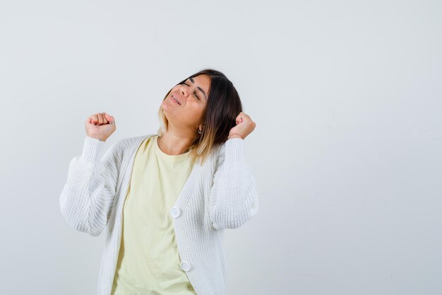 Mujer joven vistiendo un cárdigan blanco