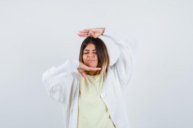 Mujer joven vistiendo un cárdigan blanco