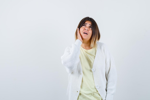 Foto gratuita mujer joven vistiendo un cárdigan blanco