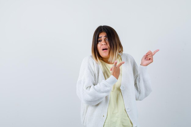 Mujer joven vistiendo un cárdigan blanco