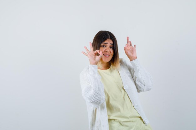 Mujer joven vistiendo un cárdigan blanco