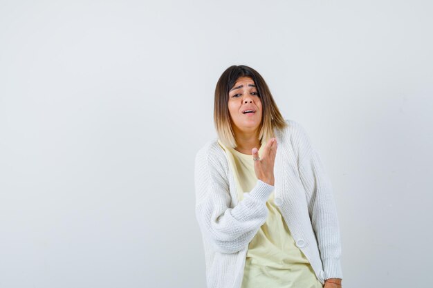 Mujer joven vistiendo un cárdigan blanco