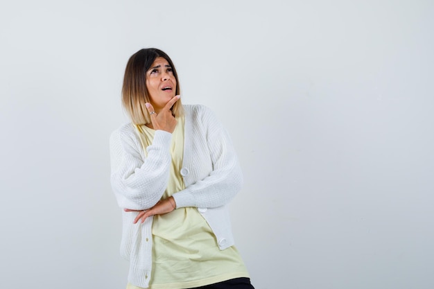 Mujer joven vistiendo un cárdigan blanco