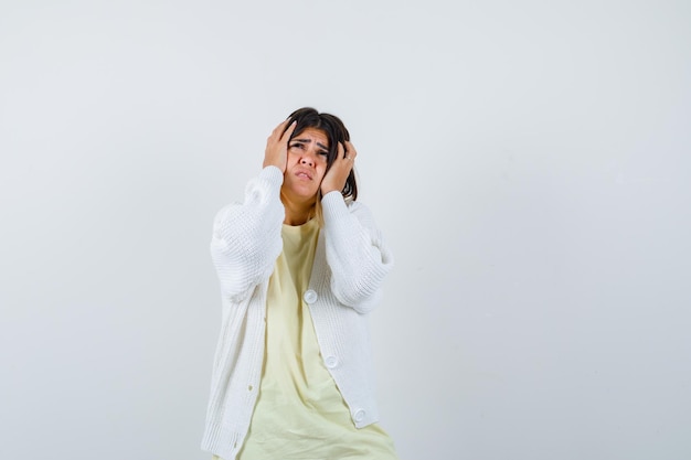 Mujer joven vistiendo un cárdigan blanco