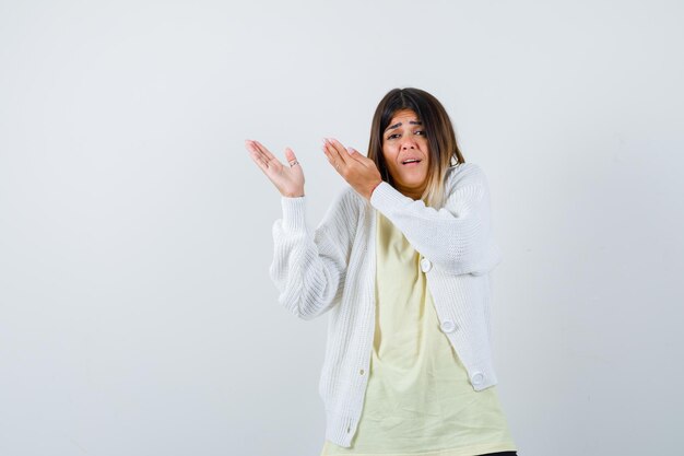 Mujer joven vistiendo un cárdigan blanco