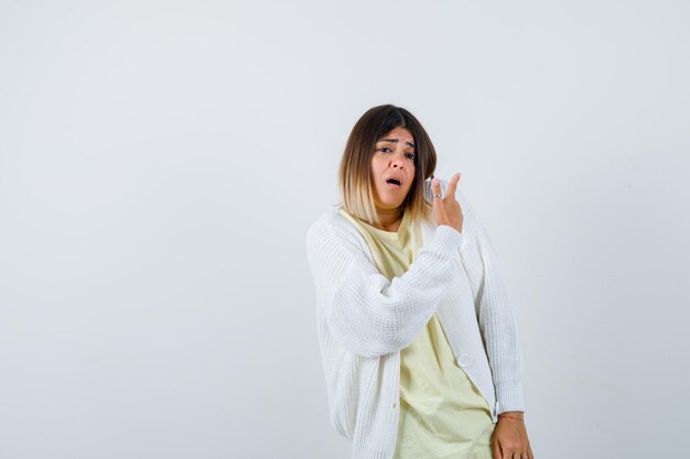 Mujer joven vistiendo un cárdigan blanco