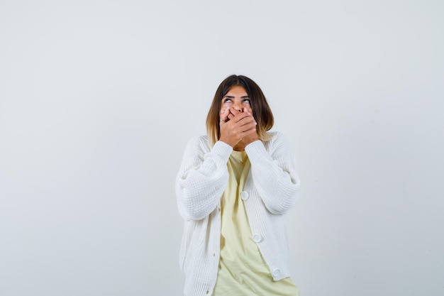 Mujer joven vistiendo un cárdigan blanco