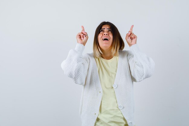 Mujer joven vistiendo un cárdigan blanco