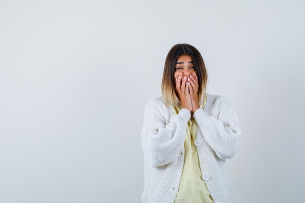 Foto gratuita mujer joven vistiendo un cárdigan blanco