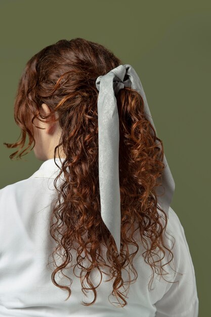 Mujer joven vistiendo un pañuelo como accesorio para el cabello