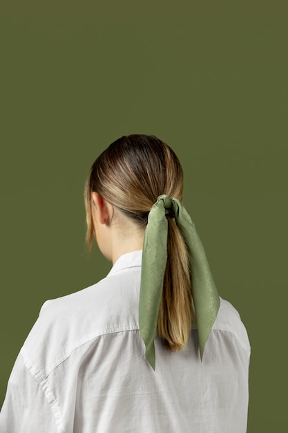 Mujer joven vistiendo un pañuelo como accesorio para el cabello