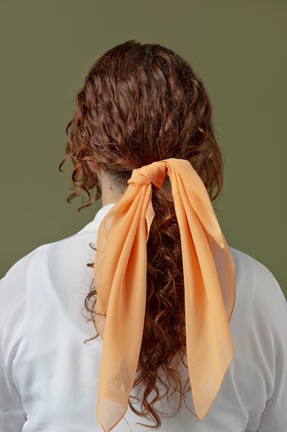 Foto gratuita mujer joven vistiendo un pañuelo como accesorio para el cabello