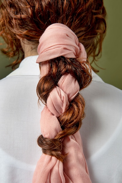 Mujer joven vistiendo un pañuelo como accesorio para el cabello