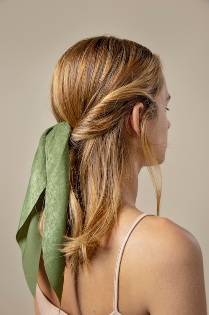 Mujer joven vistiendo un pañuelo como accesorio para el cabello