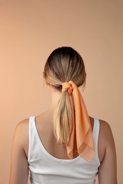 Mujer joven vistiendo un pañuelo como accesorio para el cabello