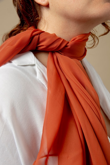 Mujer joven vistiendo un pañuelo como accesorio para el cuello