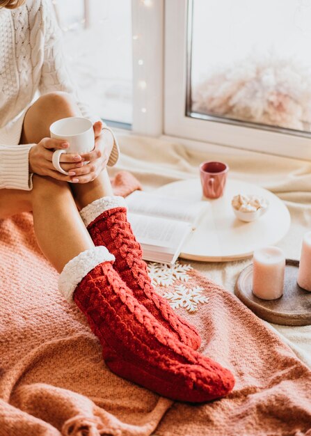 Mujer joven vistiendo ropa de invierno acogedora