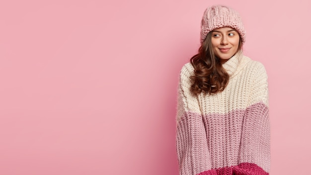 Foto gratuita mujer joven vistiendo ropa de invierno acogedora