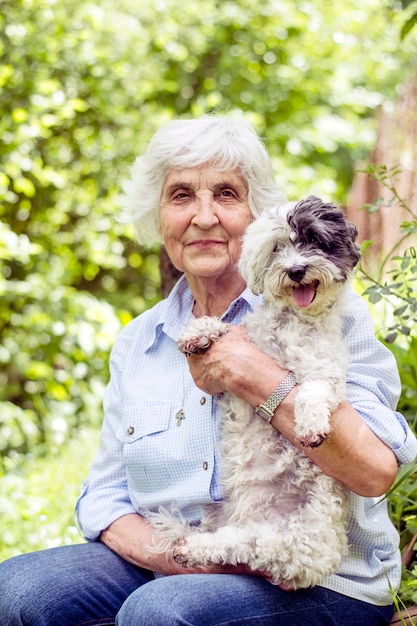 Mujer jubilada sentada con su perro