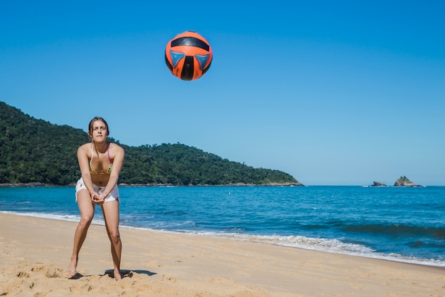 Foto gratuita mujer jugando al voleibol de playa