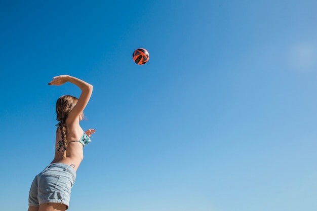 Mujer jugando al voleibol vista de abajo