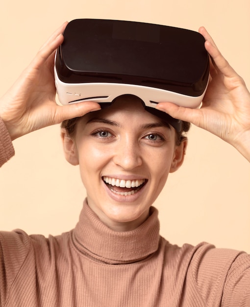 Foto gratuita mujer jugando con auriculares de realidad virtual y sonrisas
