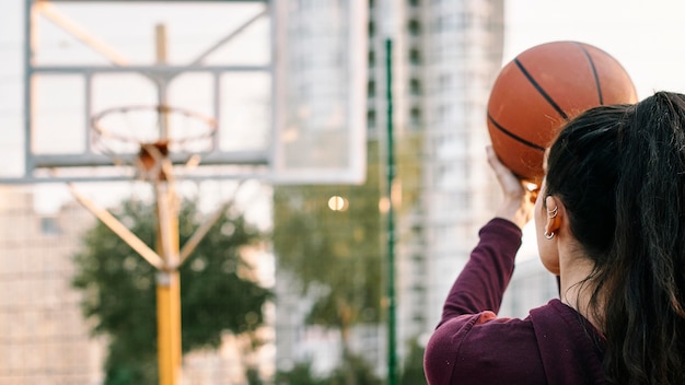 Mujer jugando baloncesto solo