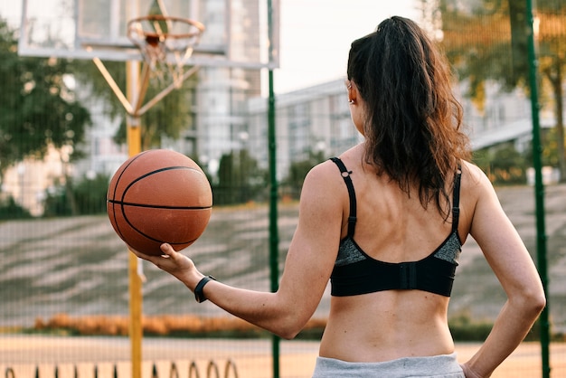 Mujer jugando baloncesto solo