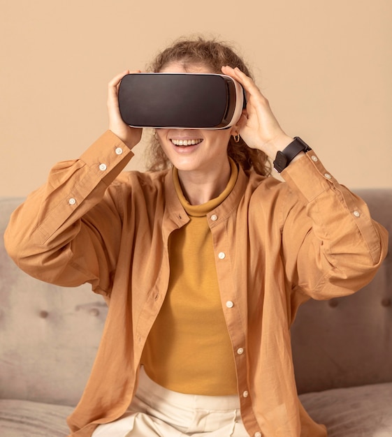 Mujer jugando con casco de realidad virtual