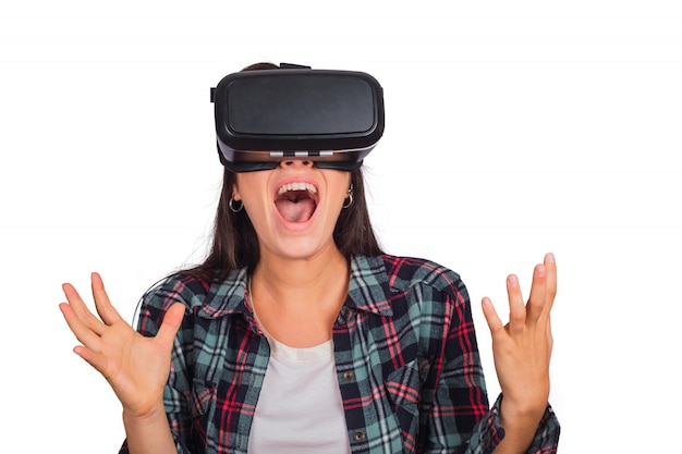 Mujer jugando con gafas de realidad virtual.
