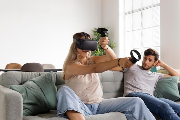 Mujer jugando con gafas vr tiro medio