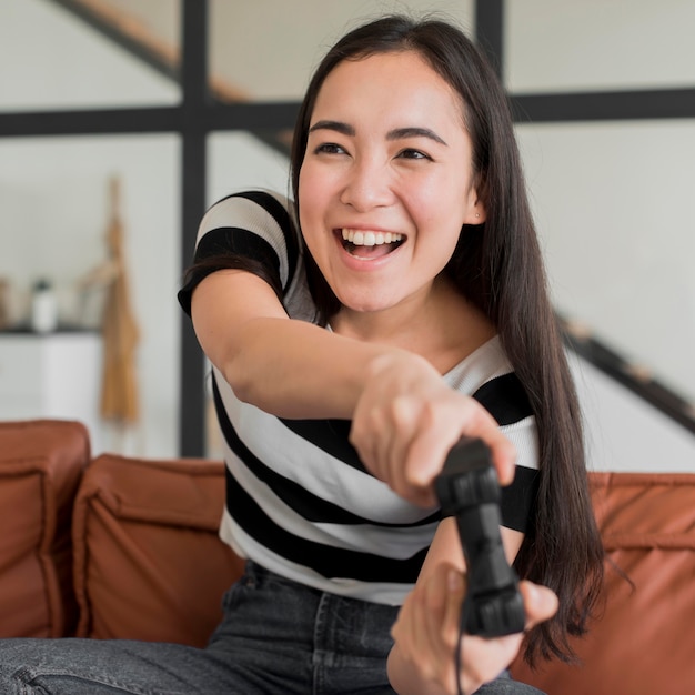 Mujer jugando con joystick