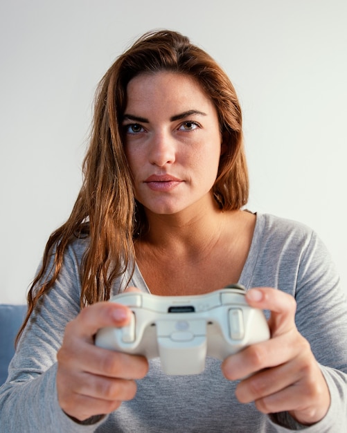 Mujer jugando con joystick