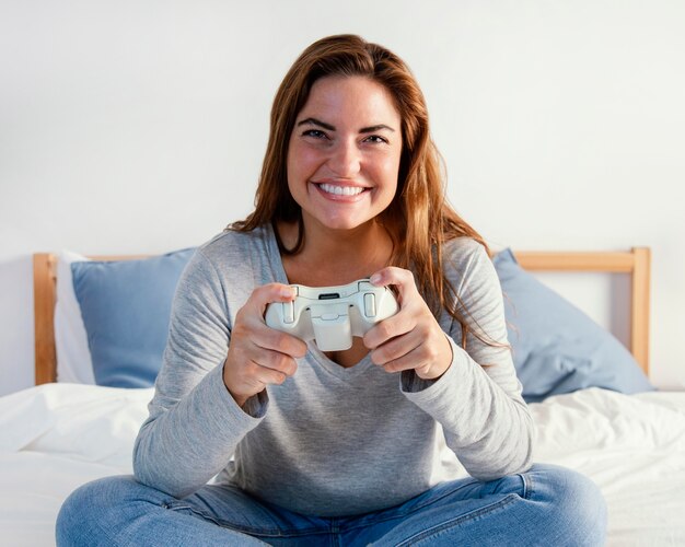 Mujer jugando con joystick