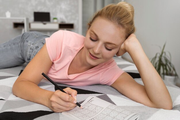 Mujer jugando un juego de sudoku sola