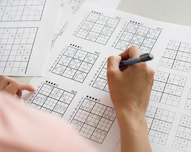 Mujer jugando un juego de sudoku sola