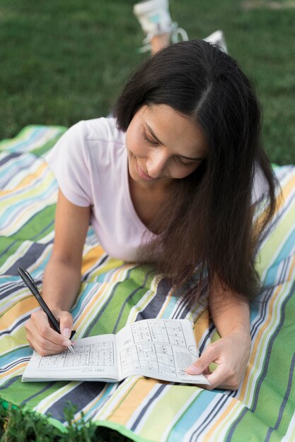 Mujer jugando un juego de sudoku