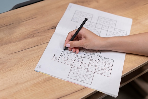 Foto gratuita mujer jugando un juego de sudoku