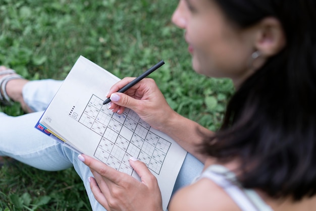 Mujer jugando un juego de sudoku