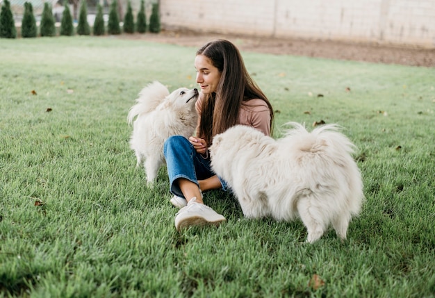 Mujer jugando con perros lindos