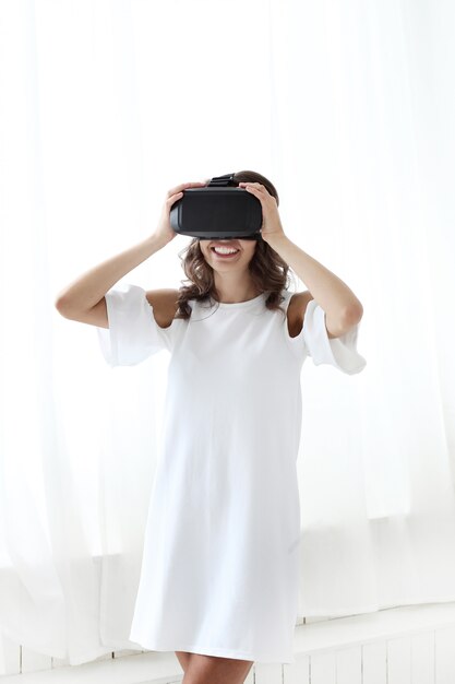 Mujer jugando a la realidad virtual