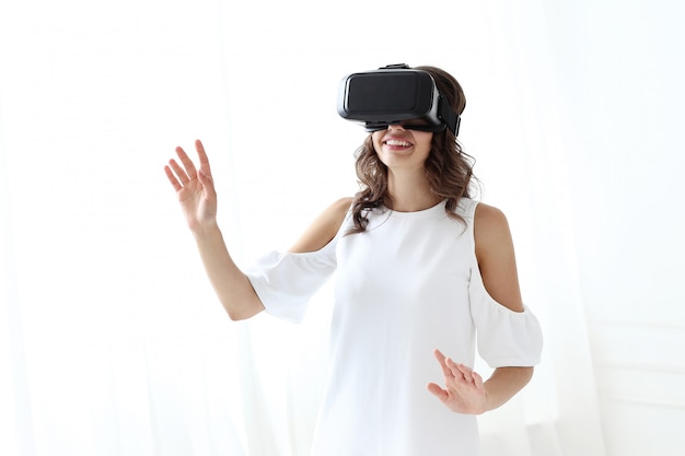 Mujer jugando a la realidad virtual
