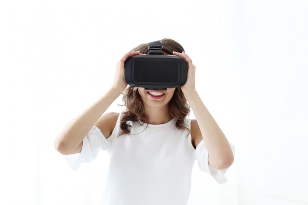 Mujer jugando a la realidad virtual