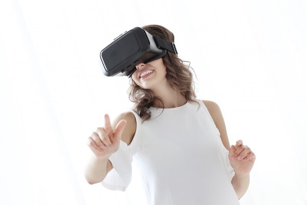 Mujer jugando a la realidad virtual