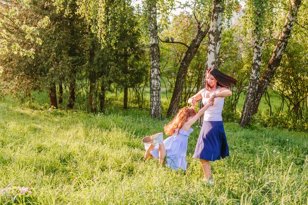 Mujer jugando con su hija en el parque