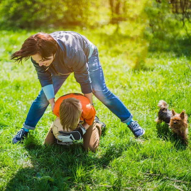 Mujer jugando con su hijo en el parque