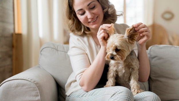 Mujer jugando con su lindo perro