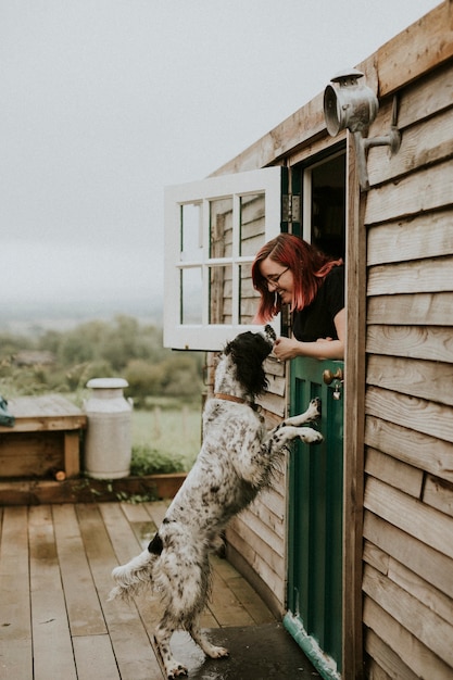 Foto gratuita mujer jugando con su perro mascota